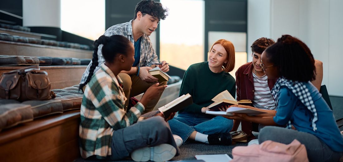 Mehrere Studierende sitzen im Hörsaal im Kreis